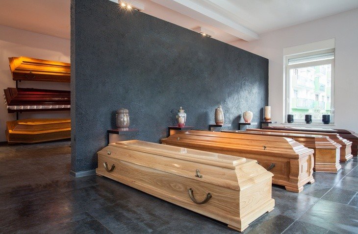 cajones y urnas en una funeraria